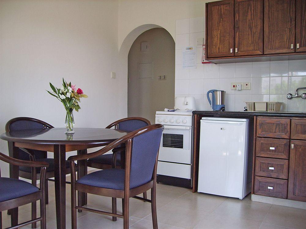 Tasmaria Aparthotel Paphos ภายนอก รูปภาพ